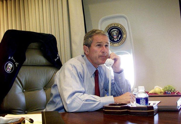 El presidente George W. Bush en el Air Force One después de los ataques.