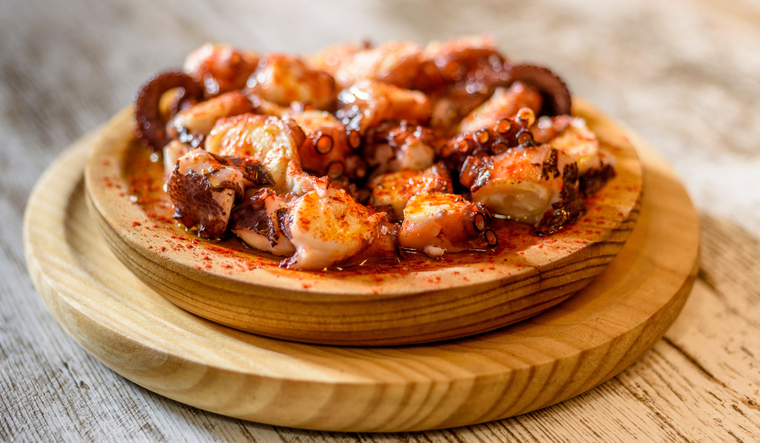 Aunque parece elaborada, la receta solo necesita pulpo, patatas, pimentón y aceite de oliva para lograr un sabor espectacular. Aunque parece elaborada, la receta solo necesita pulpo, patatas, pimentón y aceite de oliva para lograr un sabor espectacular.