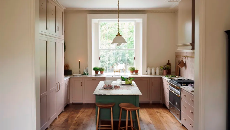 La isla de cocina es una tentación para enfocarse en lo estético, pero un buen desayunador logra aportar comodidad y funcionalidad a una cocina. Foto: deVOL Kitchen