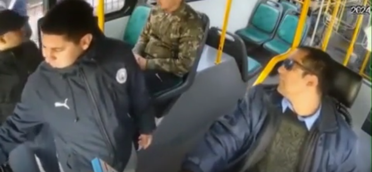 El colectivero y su agresor Foto: captura de video