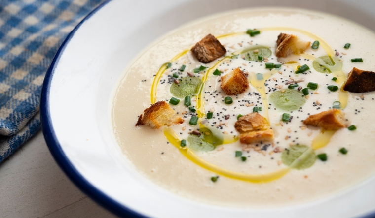 La receta tradicional no llevaba vinagre en sus primeras versiones, solo almendras, ajo y pan.