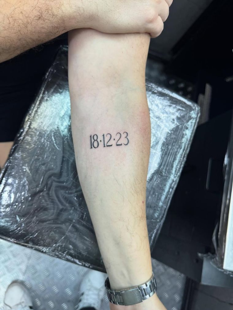 Una fecha en el abrazo que resume dos años de amor y la construcción de una familia elegida. Una fecha en el abrazo que resume dos años de amor y la construcción de una familia elegida.