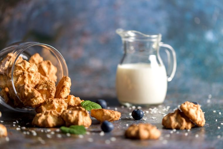 La primera receta de galletas de coco registrada en libros de cocina europeos data del siglo XIX, cuando el coco comenzó a importarse con más frecuencia. La primera receta de galletas de coco registrada en libros de cocina europeos data del siglo XIX, cuando el coco comenzó a importarse con más frecuencia.