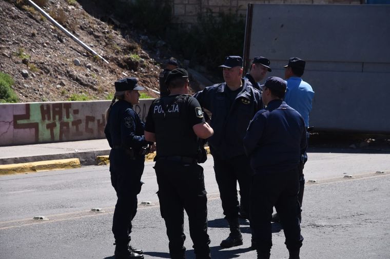 En pocos minutos llegó la policía y bomberos. En pocos minutos llegó la policía y bomberos.