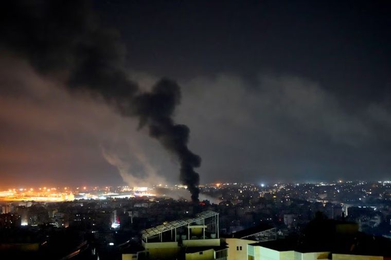 Columnas de humo causadas por ataques aéreos israelíes sobre suburbios del sur de Líbano Foto: AP Foto/Hassan Ammar
