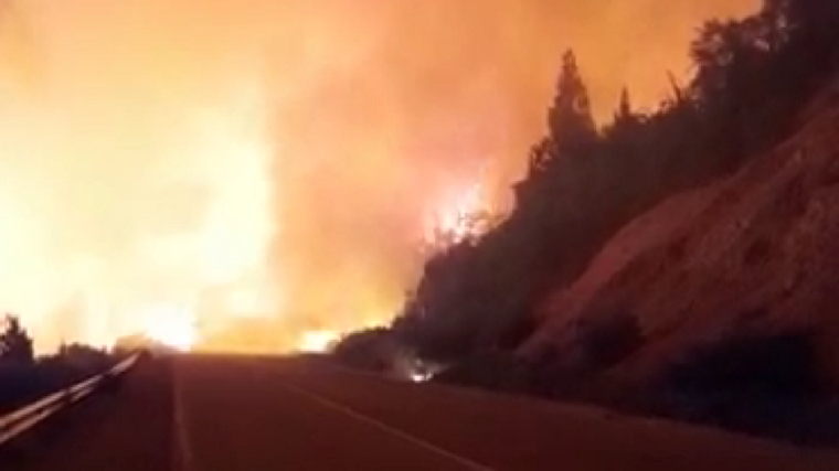 El fuego atravesó el miércoles la Ruta 40 Foto: Captura de pantalla
