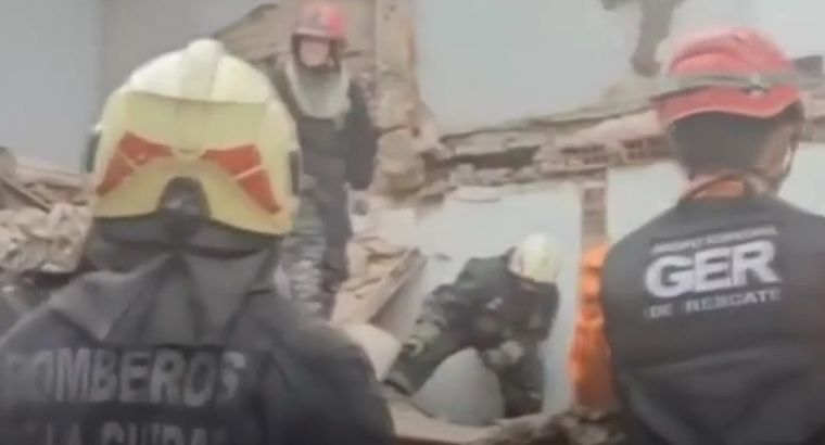 Personal del SAME y Bomberos de la Ciudad trabajan en el lugar Foto: Captura de video