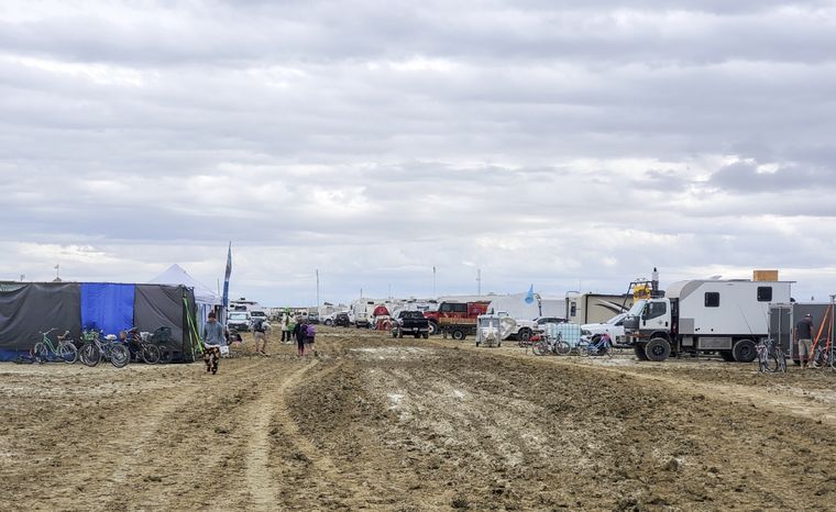Burning Man El festival debió cerrarse por las tormentas y la gente podrá salir de la zona afectada esta noche Foto: EFE