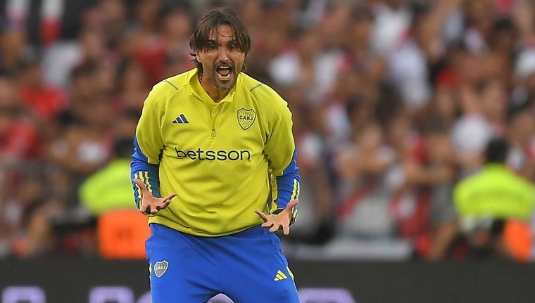 Martínez y su primer clásico con Boca. Foto: Télam