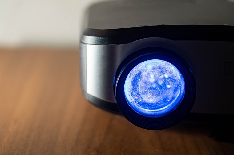 La portabilidad del nuevo proyector facilita su traslado a cualquier habitación. La portabilidad del nuevo proyector facilita su traslado a cualquier habitación.