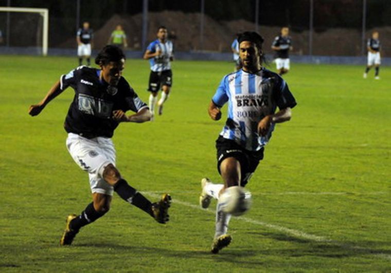 Fileppi lanza un centro. Foto: Télam