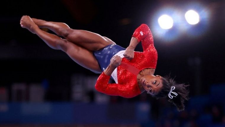 La velocidad y potencia que se requieren en la gimnasia de alto nivel significa que cualquier pérdida de control puede resultar siendo peligrosa para los atletas. Foto: REUTERS