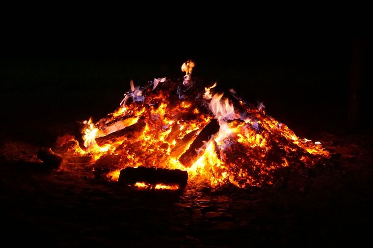 La mujer habría hecho un fuego entre chapas, lo que habría generado el monóxido de carbono. Foto: Pixabay