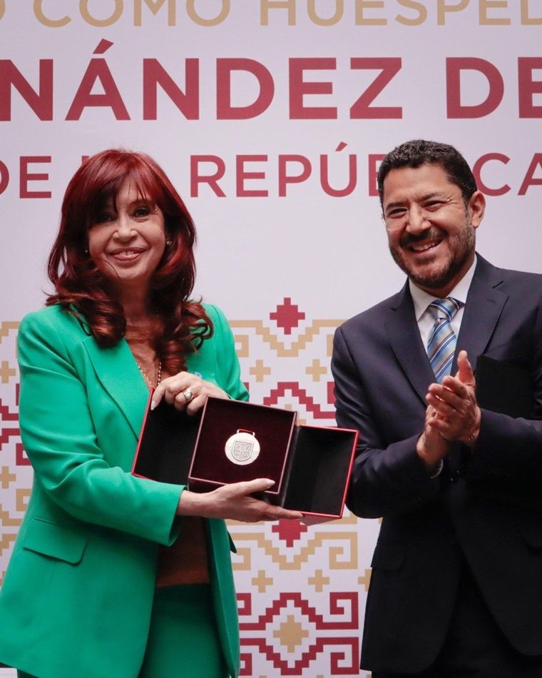 Cristina Kirchner al recibir el reconocimiento como Huésped Distinguida de la Ciudad de México. Foto: Twitter Cristina Kirchner