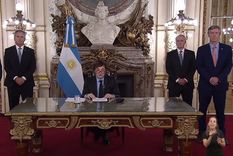 Javier Milei el pasado lunes junto a su equipo económico anunciando el superávit fiscal Foto: X @JMileiElecto