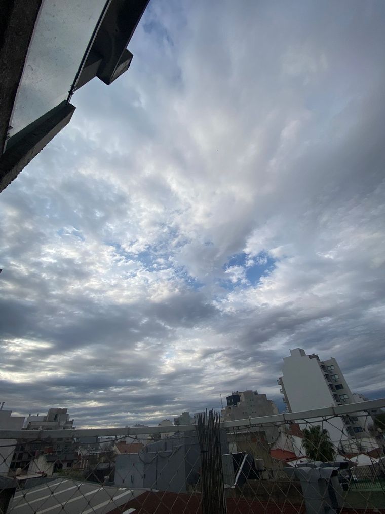 La Ciudad amaneció con el cielo parcialmente nublado