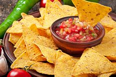 Recuerda que puedes añadir la combinación de tus condimentos favoritos a tus totopos. Foto: Foto de Mexicano creado por timolina - www.freepik.es