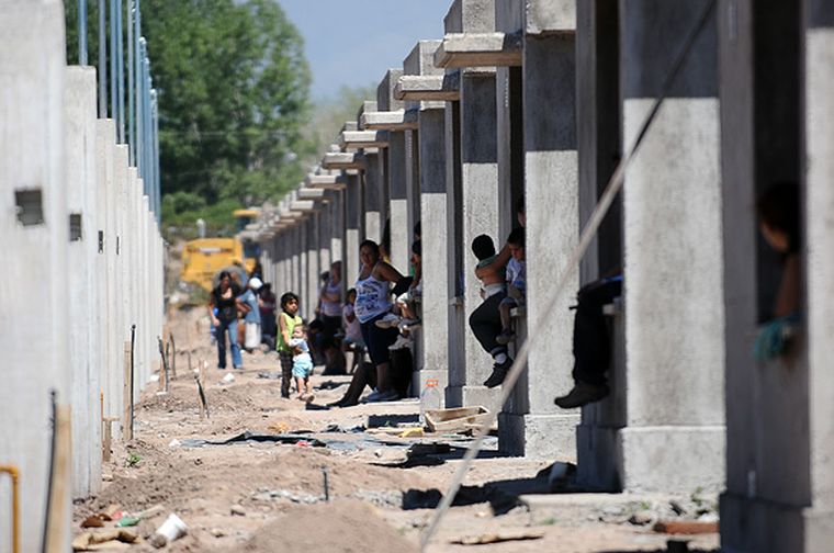La gente okupó las casas. Foto: Nacho Gaffuri / MDZ