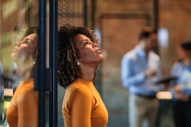 MDZol | A las mujeres en el lugar de trabajo a menudo se les pide que realicen tareas domésticas en la oficina Foto: GETTY IMAGES