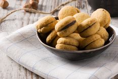 Receta de galletas rellenas de crema de chocolate: fáciles y deliciosas.