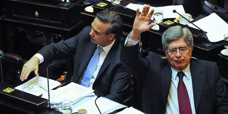 Apoyo. El senador K y consejero Marcelo Fuentes, junto al jefe de su bancada Miguel Angel Pichetto vota ayer a los 17 polémicos conjueces.
