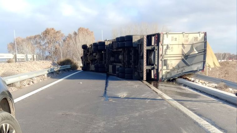 El camión volcó en la intersección de Ruta 7 y Ruta 40.&nbsp;