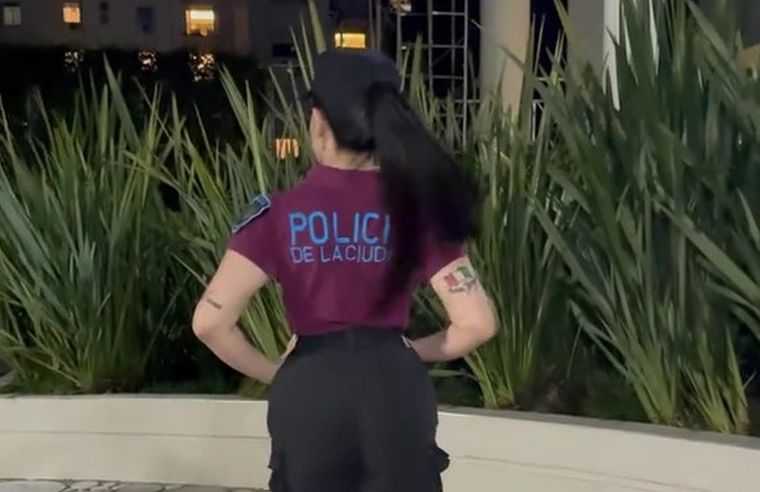 Pasaron a disponibilidad a policía tiktoker hot que hacía videos luciendo su uniforme de la Policía de la Ciudad.