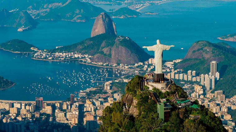 Viajar a Río de Janeiro es un 20% más barato (medido en salarios) que el año pasado, mientras que un destino nacional premium como Bariloche se mantiene en el mismo valor.