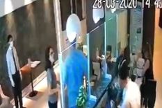 se hizo pasar por medico para rescatar a su esposa que cumplia cuarentena en un hotel