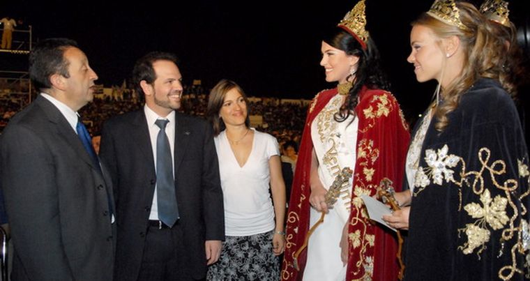 Las máximas autoridades provinciales, junto a las representantes vendimiales de Mendoza, antes de comenzar la fiesta de la Vendimia de Maipú. Foto: Nacho Gaffuri / MDZ