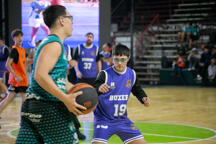 El básquet como punto de encuentro para personas con y sin discapacidad. El básquet como punto de encuentro para personas con y sin discapacidad.