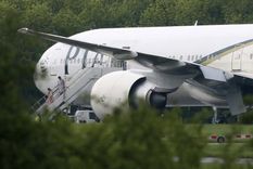 dos detenidos en un avion paquistani desviado a londres
