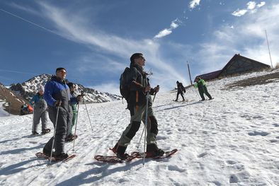 MDZol | Las Leñas Trekking con Raquetas Nieve (3) El guía Joaquín Bracamonte, a cargo de la excursión con raquetas de nieve, desciende la montaña seguido por un grupo de turistas sanjuaninos.