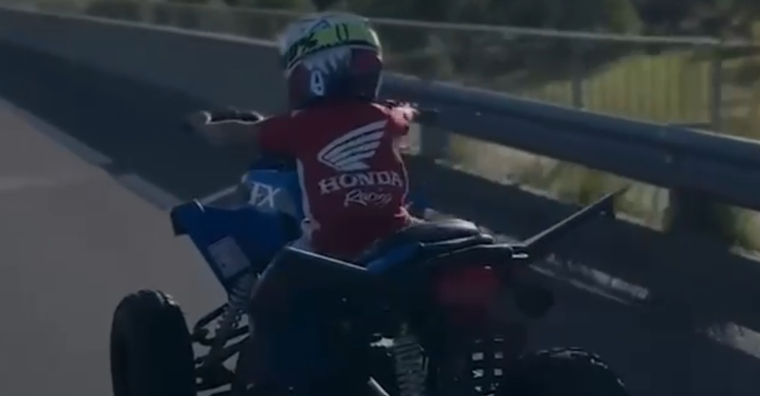 El video del hijo de 5 años manejando un cuatriciclo en la ruta.