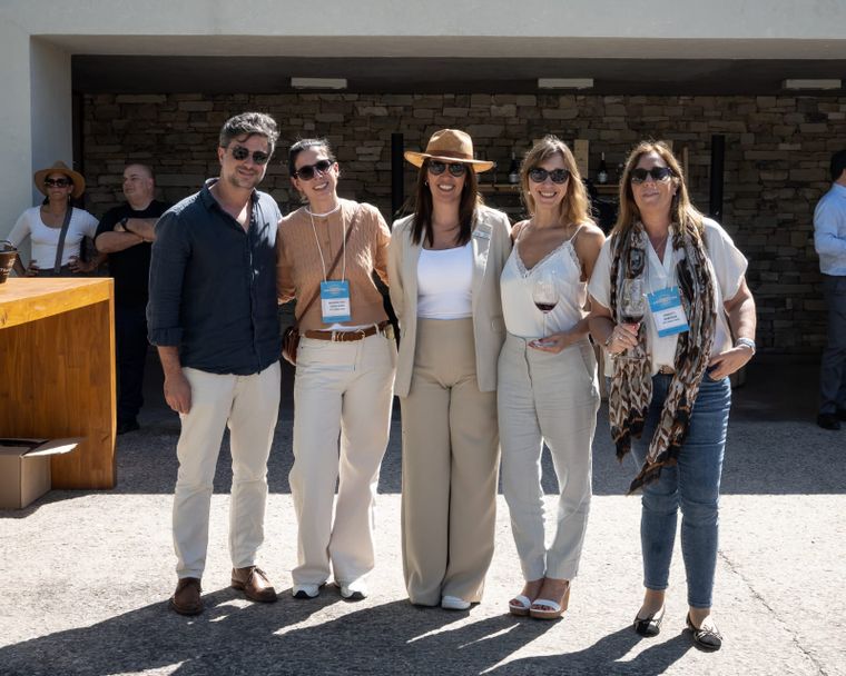 Andrés Moledo, Susana Maggiorini, Valeria Strozzi, Ana Vainman y Genoveva Sposetti celebrando en el marco del Coloquio de IDEA. Andrés Moledo, Susana Maggiorini, Valeria Strozzi, Ana Vainman y Genoveva Sposetti celebrando en el marco del Coloquio de IDEA.