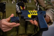 La nueva norma regula el funcionamiento de los cuerpos municipales de seguridad ciudadana y habilita la utilización de armas de baja letalidad, como las pistolas Taser.