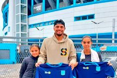 Romero junto a sus hijas en Racing y las camisetas de tenis del club. Foto: @TenisRacingClub Romero junto a sus hijas en Racing y las camisetas de tenis del club. Foto: @TenisRacingClub