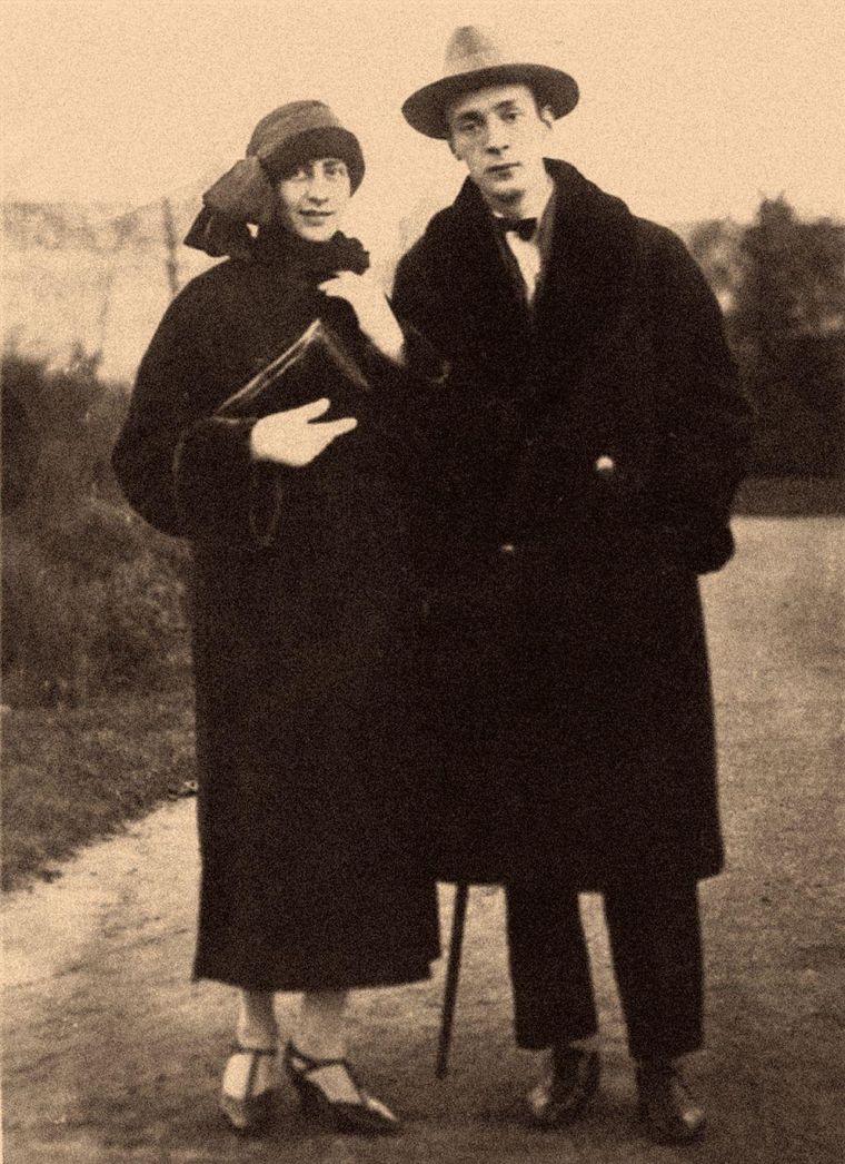 Un artículo del diario The Atlantic concluyó que los escritores más afortunados eran aquellos casados con "una Véra", un cónyuge de cualquier sexo que los libera de las tareas mundanas de la vida. Aquí, Véra (1902-1991) con Vladimir Novakov (1899-1977), en Berlín, en 1923.