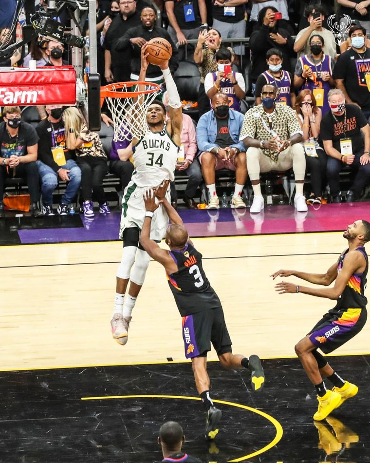 Giannis Antetokounmpo, al momento de la volcada decisiva. Foto: Bucks