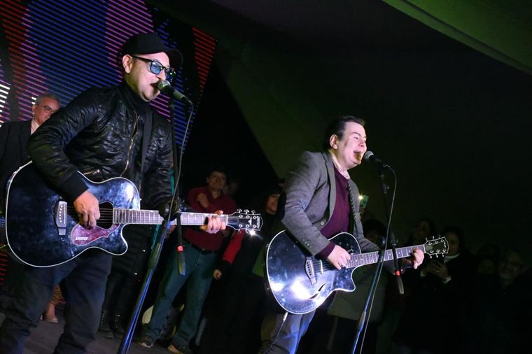 El mandatario se animó a un clásico del rock argentino. Foto: Gobierno de Santiago