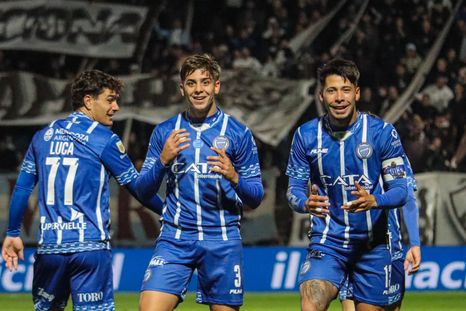 El Indio Fernández, capitán y figura del Tomba, celebra su gol junto a Juanse Morán. El Indio Fernández, capitán y figura del Tomba, celebra su gol junto a Juanse Morán.