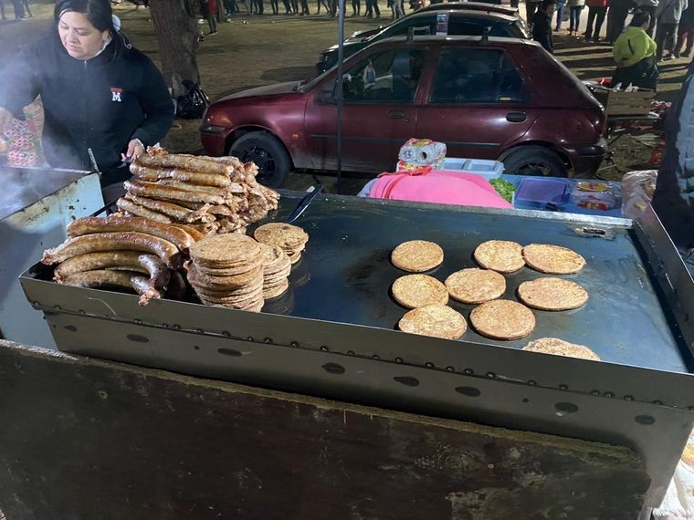 El partido generó gran expectativa y mucho movimiento para los comerciantes Foto: Gentileza