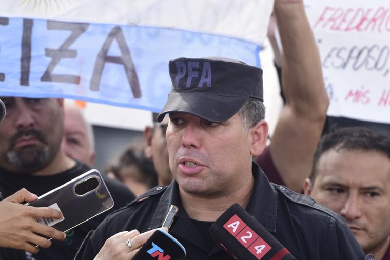 La protesta policial es en reclamo de un incremento salarial y una mejora en la cobertura de la obra social.