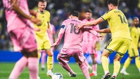 Lionel Messi gira con el balón rodeado de defensores rivales.&nbsp;