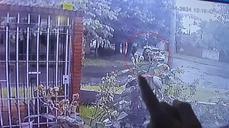 Personal de la Dirección Departamental de Investigaciones  de La Plata dio con el paradero de los padres. Ambos reconocieron el hecho cometido y fueron imputados. Foto: Captura de pantalla