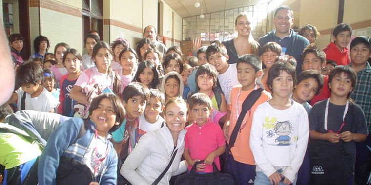 Marcela Gaua con los alumnos de la escuela Pizurno.