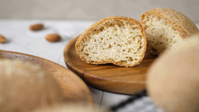 Esta receta de pan keto de almendras se basa en técnicas antiguas de panificación sin cereales que ya se usaban en la Edad Media. Esta receta de pan keto de almendras se basa en técnicas antiguas de panificación sin cereales que ya se usaban en la Edad Media.