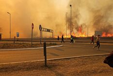 Las llamas se acercan peligrosamente a una estación de servicios en la autopista Córdoba-Carlos Paz, que debió ser evacuada. Foto: Gentileza
