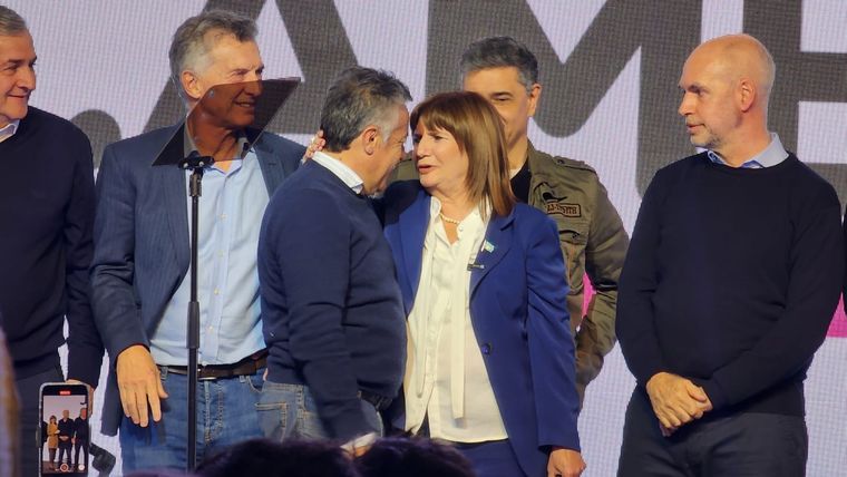 Cornejo acompañó a Bullrich este domingo en el búnker de Juntos por el Cambio. Foto: Alfredo Cornejo (Twitter).
