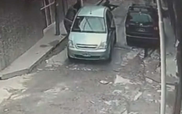 El momento en el que se baja el ladrón que luego fue abatido.